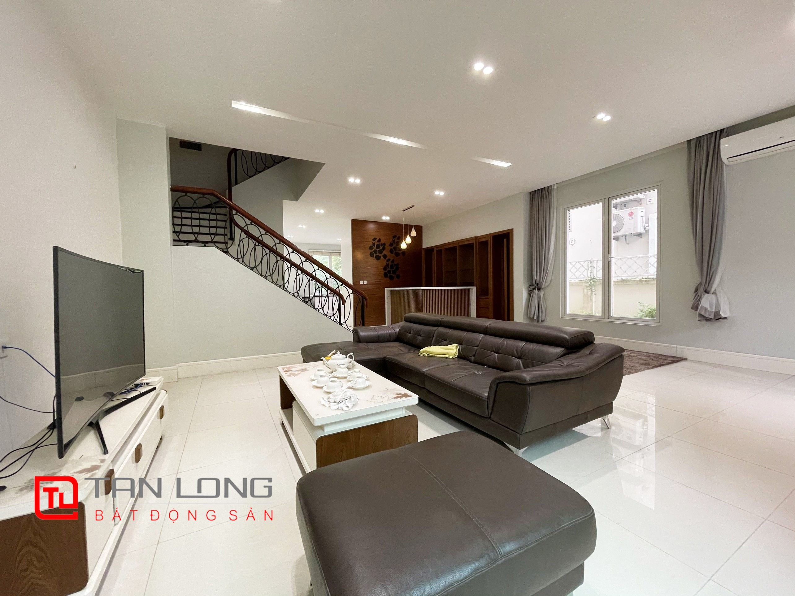 Cho thuê biệt thự song lập view sông trước nhà tại Vinhomes Riverside 2