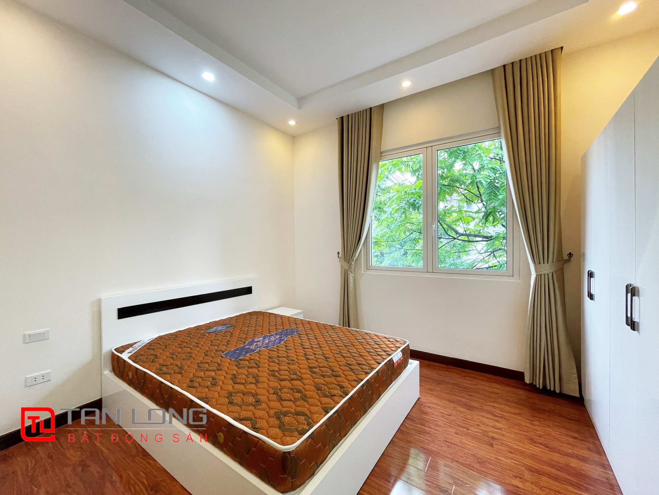Cho thuê căn Biệt thự song lập Hoa Sữa view sông tại Vinhomes Riverside 5
