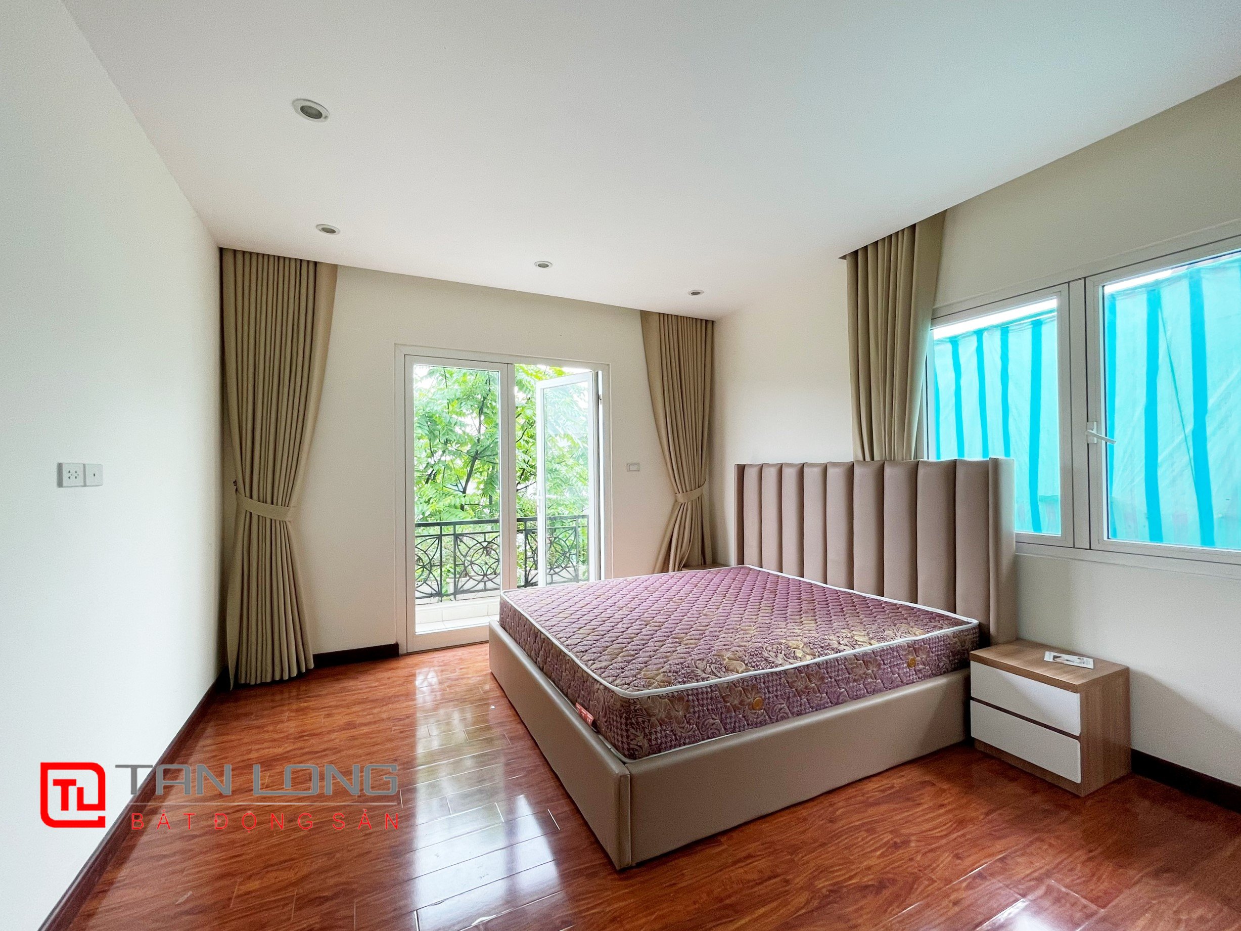 Cho thuê căn Biệt thự song lập Hoa Sữa view sông tại Vinhomes Riverside 6