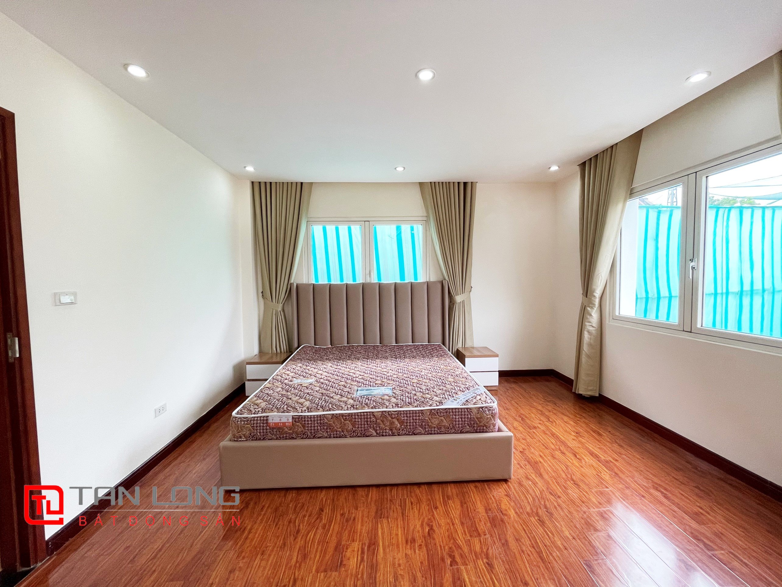 Cho thuê căn Biệt thự song lập Hoa Sữa view sông tại Vinhomes Riverside 7