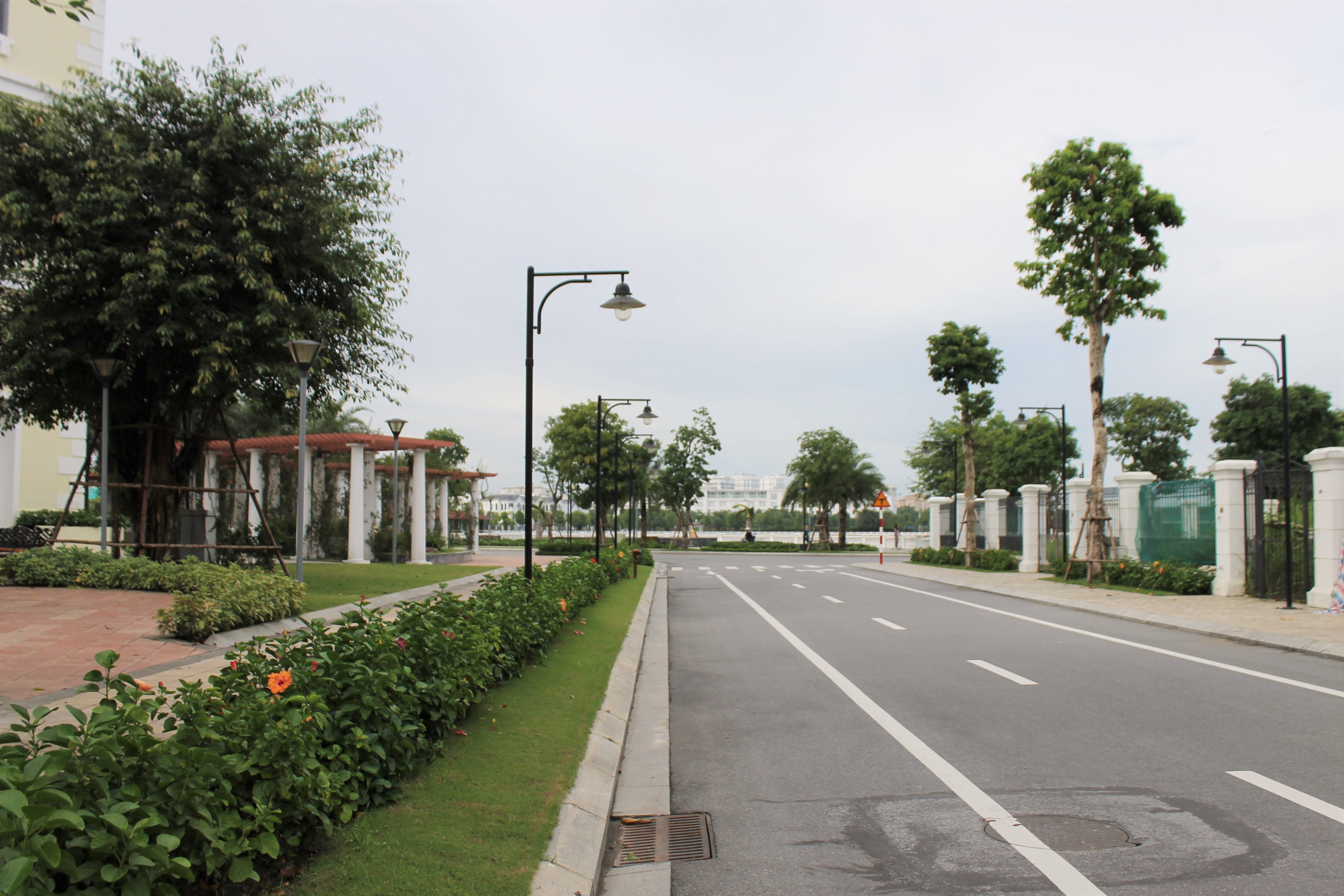 Cho thuê nhà liền kề hoàn thiện phía hồ Vinhomes The Harmony 1