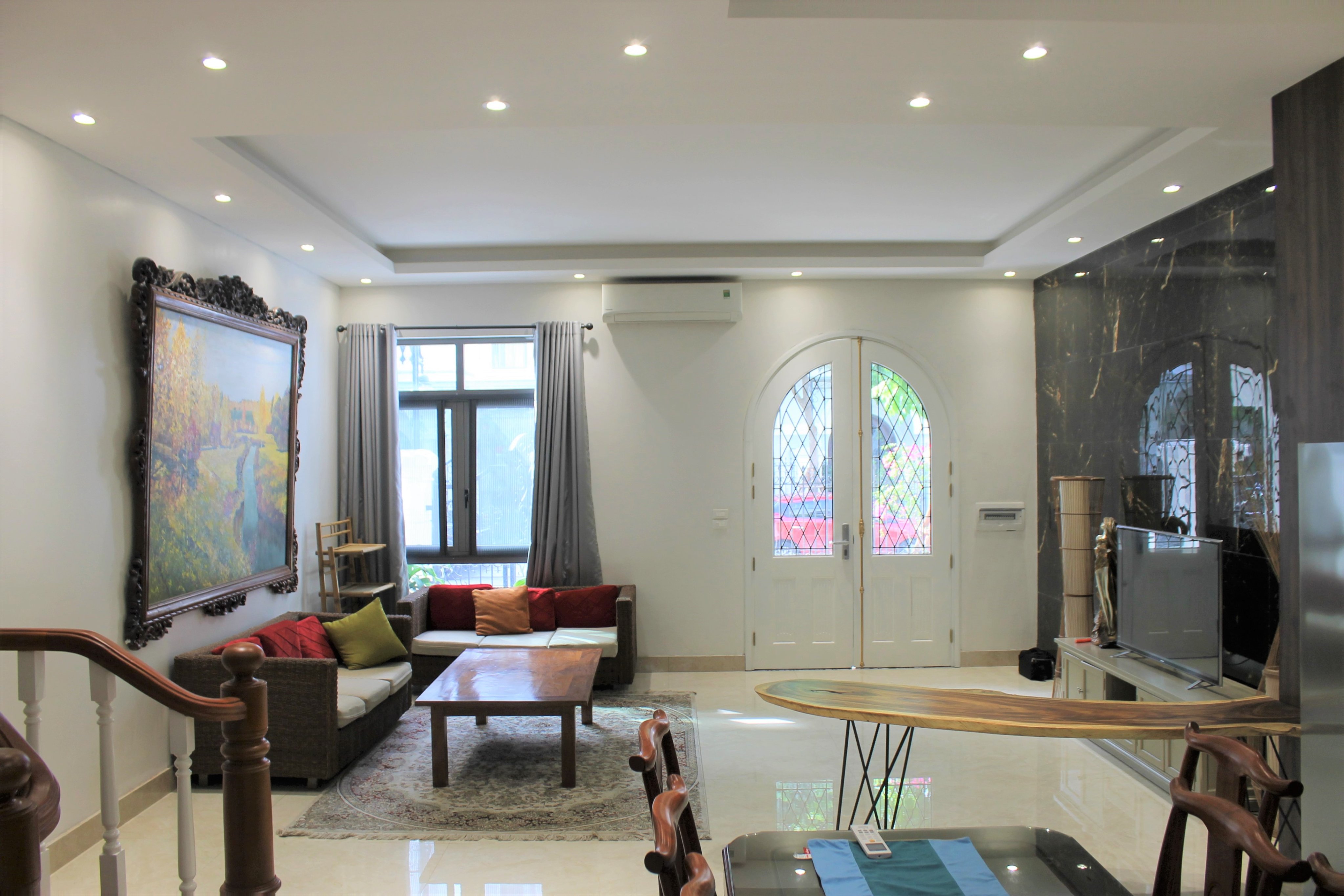 Cho thuê nhà liền phía hồ dãy Tuylip Vinhomes The Harmony 1