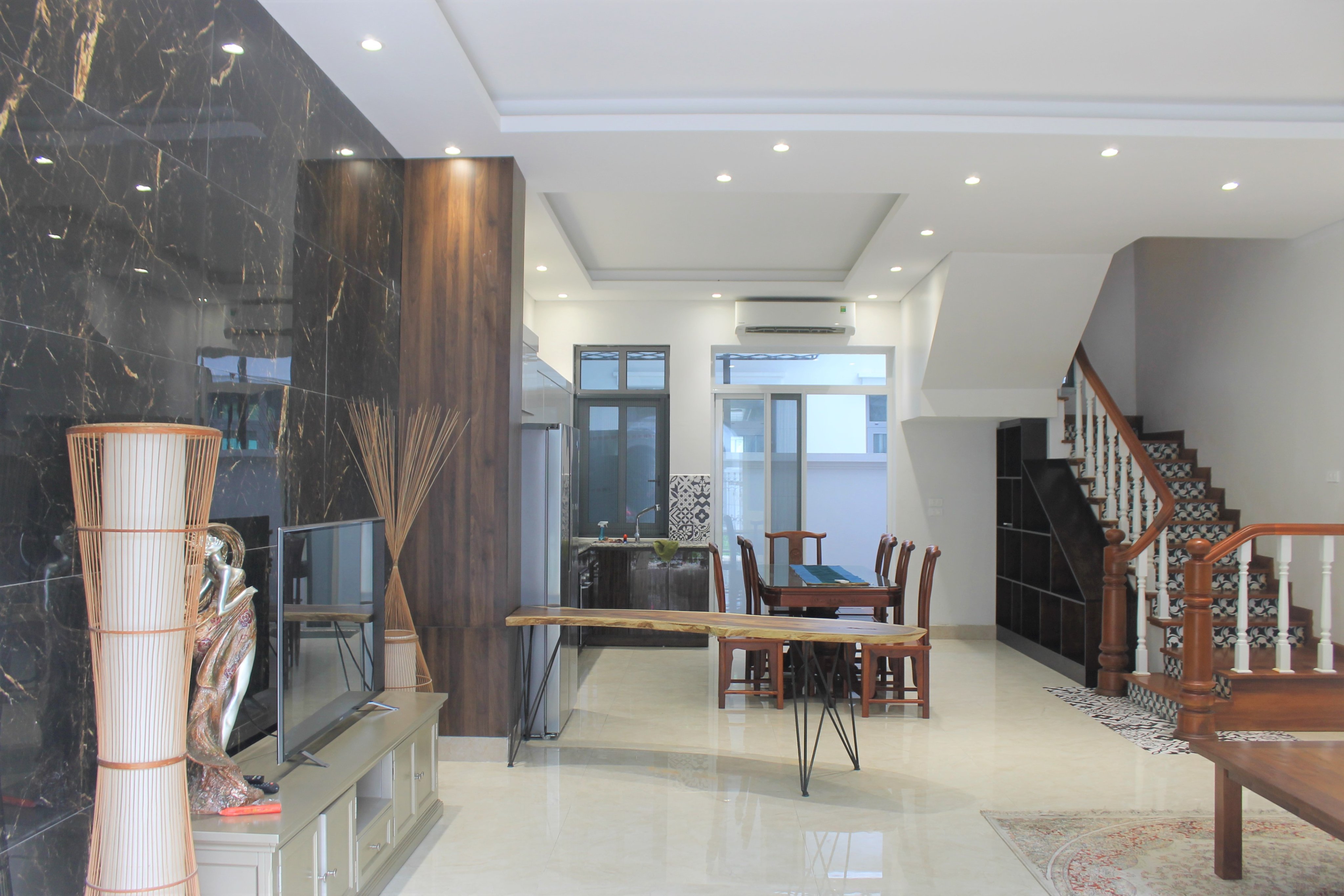 Cho thuê nhà liền phía hồ dãy Tuylip Vinhomes The Harmony 2