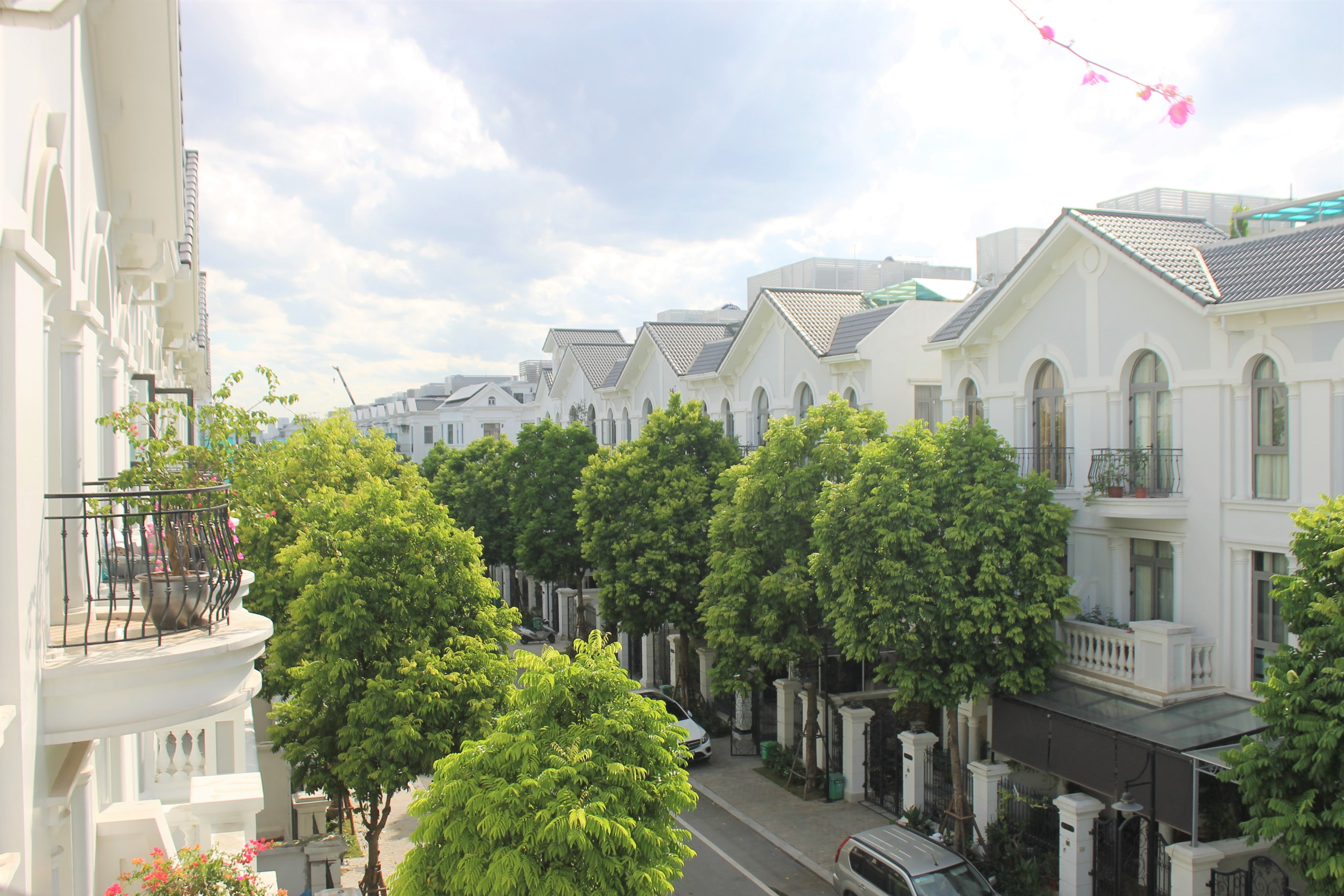 Cho thuê nhà liền phía hồ dãy Tuylip Vinhomes The Harmony 6