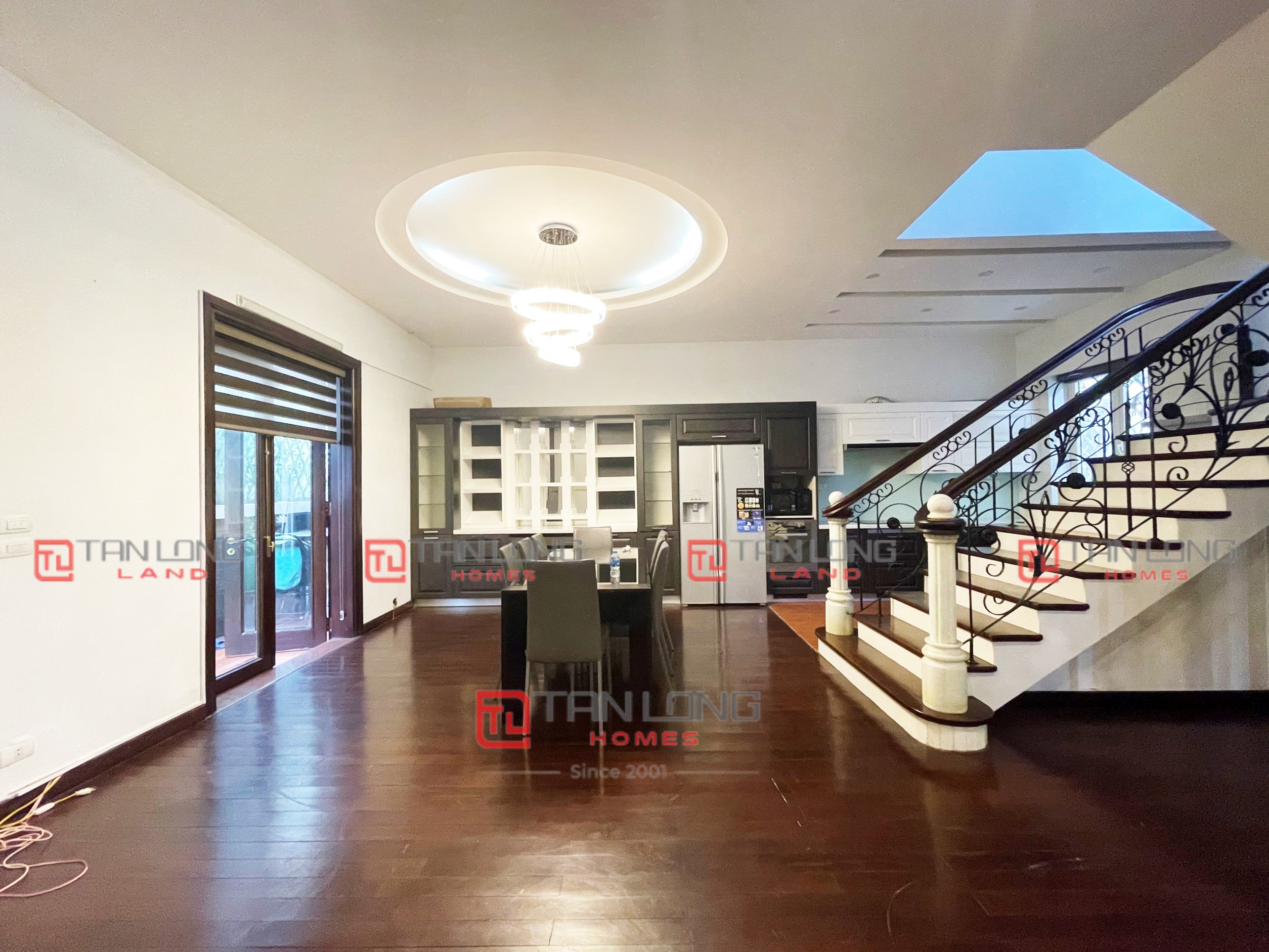 Cho thuê song lập 163m2 full đồ đẹp +1 phòng làm việc tại Vinhomes Riverside 4