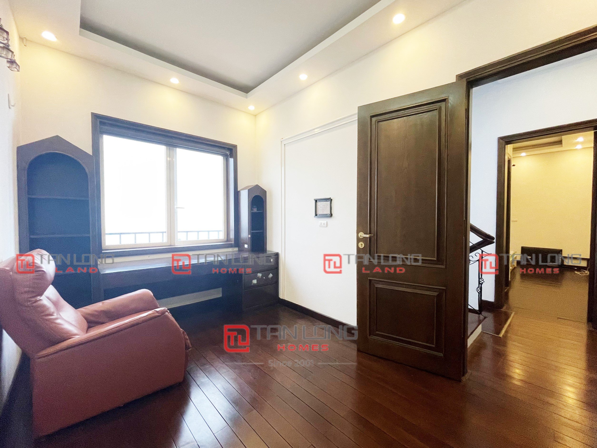Cho thuê song lập 163m2 full đồ đẹp +1 phòng làm việc tại Vinhomes Riverside 10