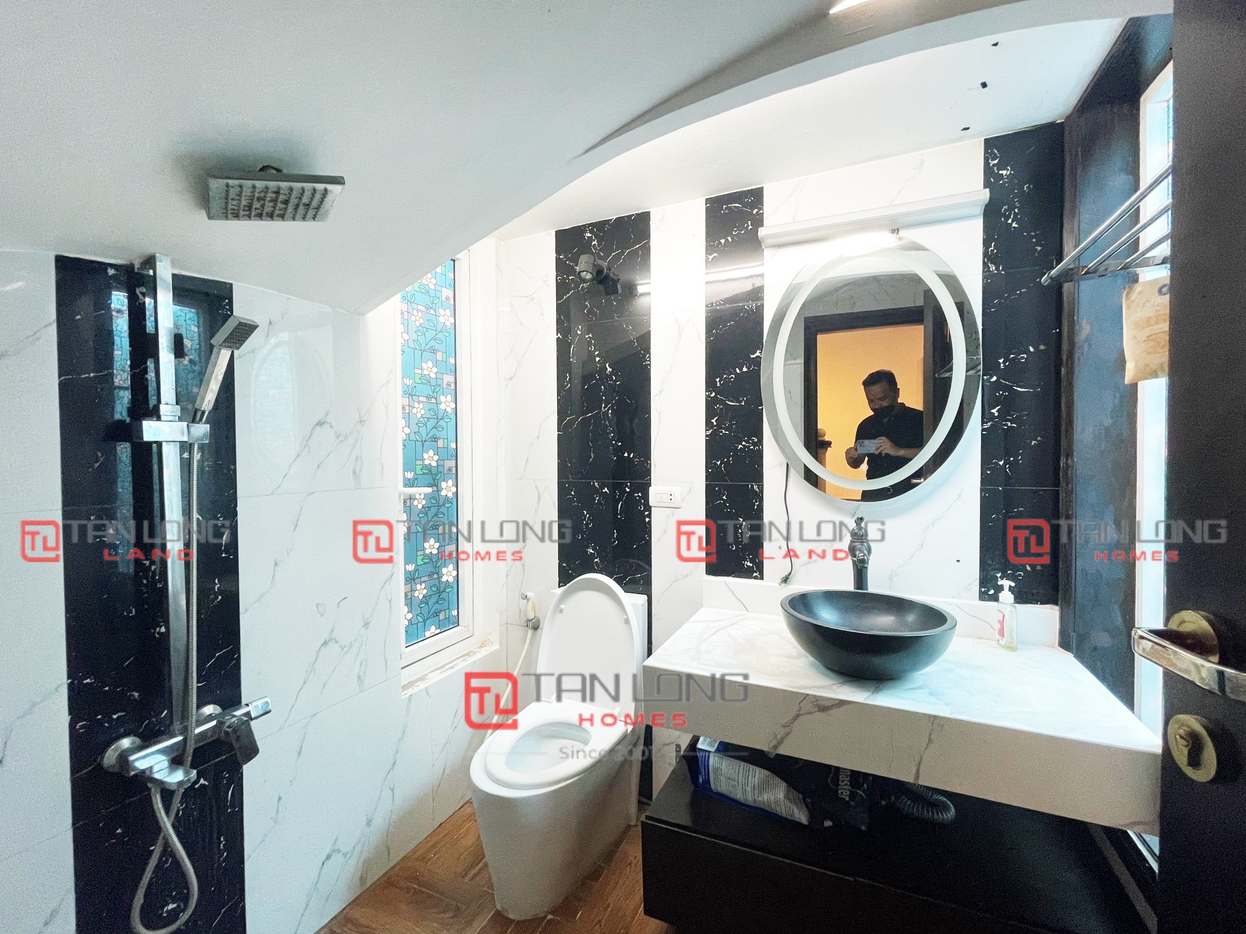 Cho thuê song lập 163m2 full đồ đẹp +1 phòng làm việc tại Vinhomes Riverside 19