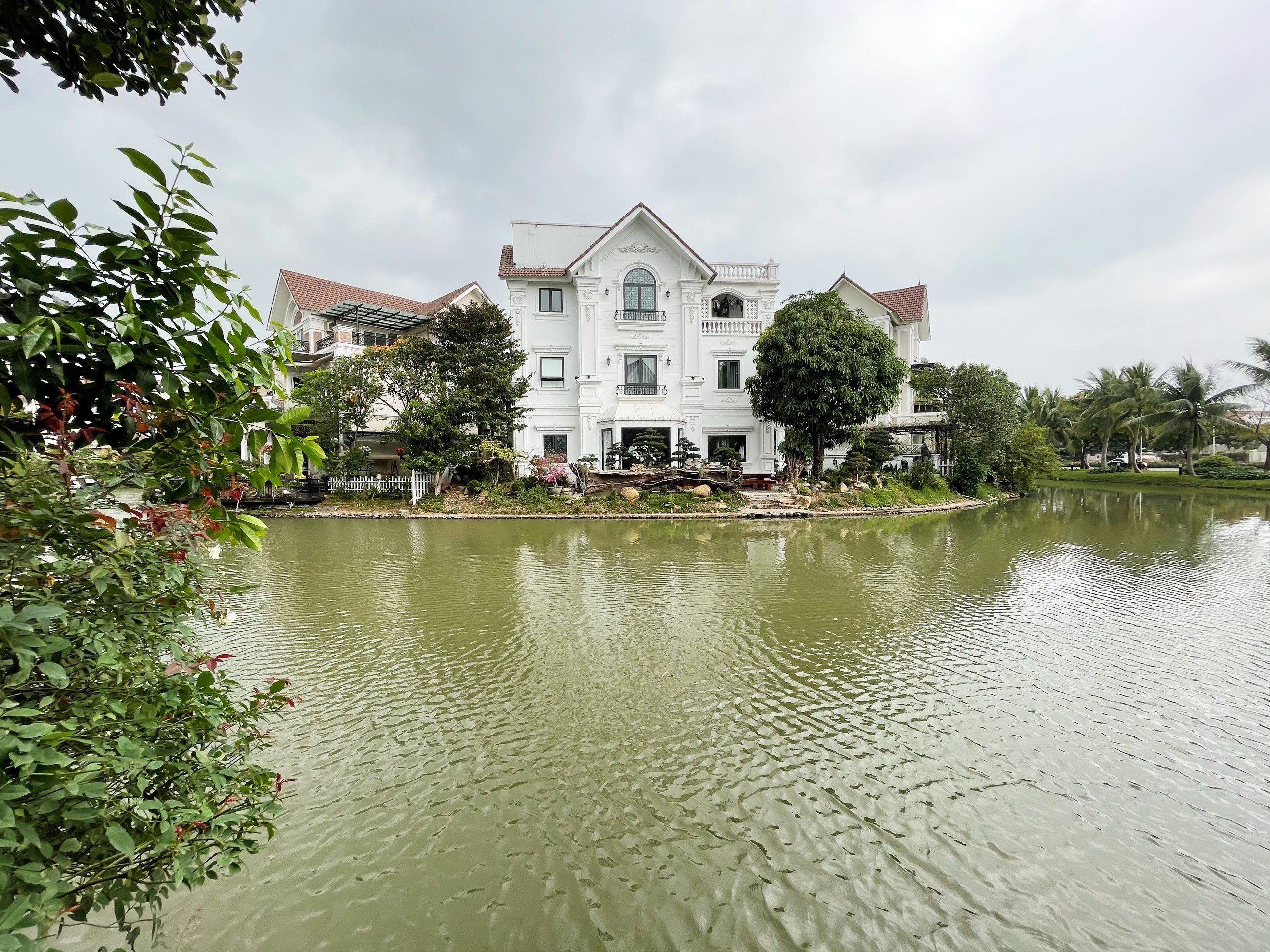 Bán Biệt thự Đơn lập hướng Đông Bắc view ngã 3 sông tại Vinhomes Riverside