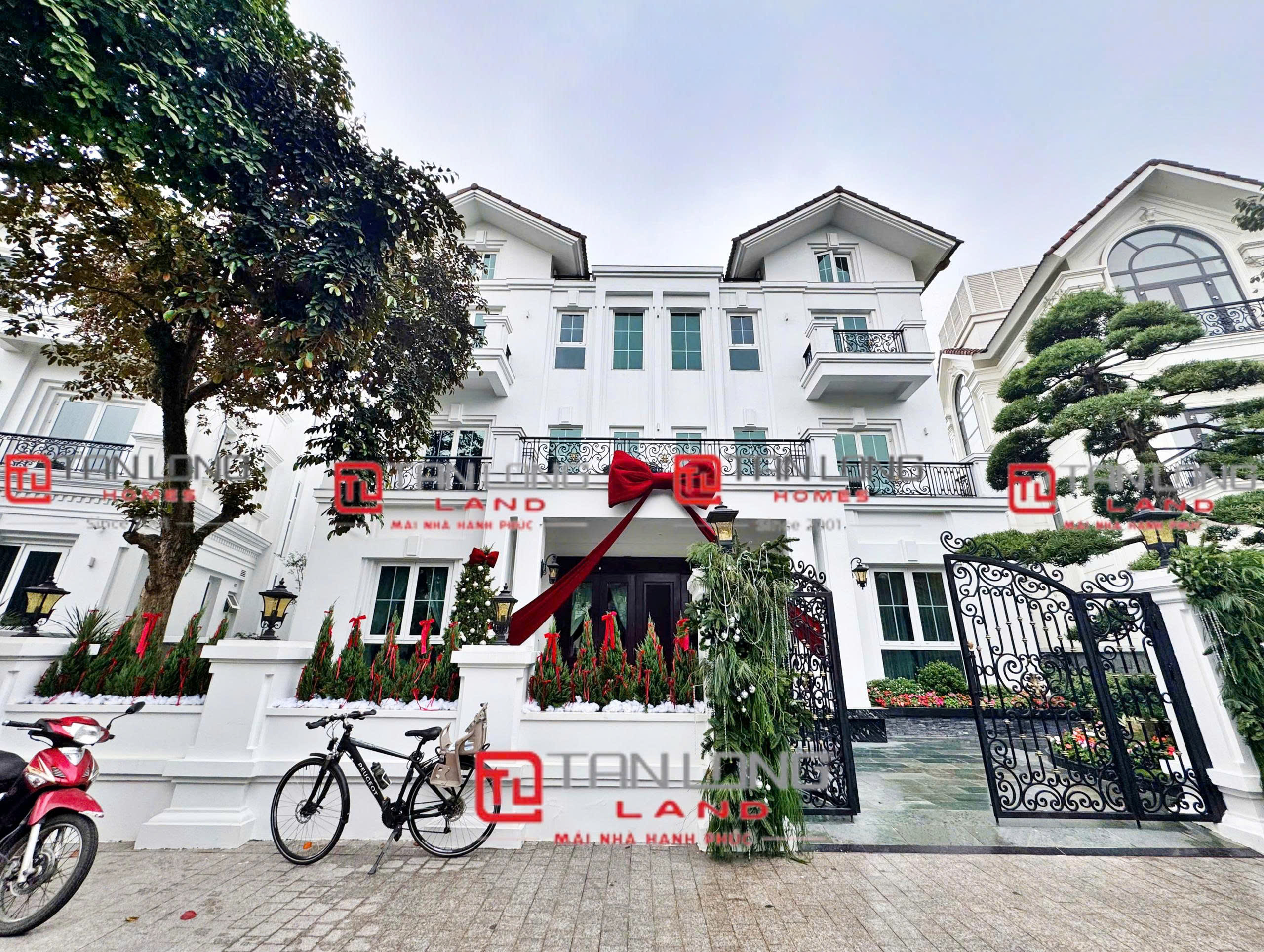 Bán biệt thự đơn lập tiểu khu Hoa Sữa DT: 500m2 hướng Đông Bắc hoàn thiện full nội thất Vinhomes Riverside