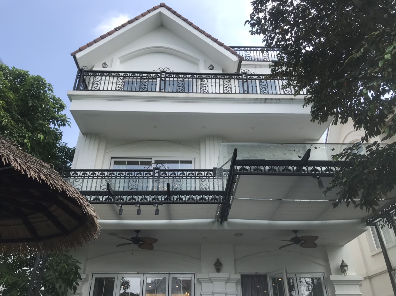 Biệt thự sân vườn rộng có sông Vinhomes Riverside cho thuê