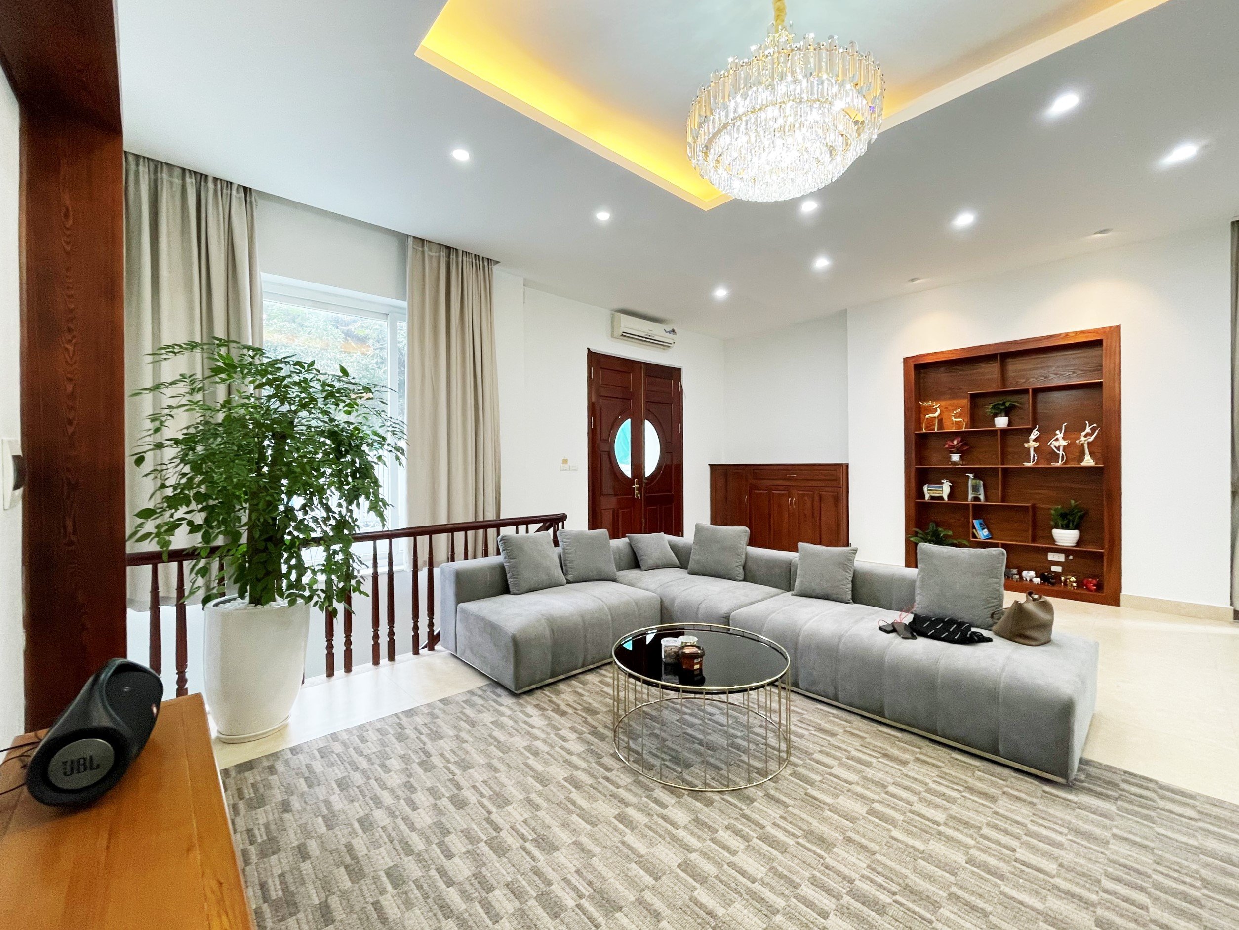 Cho thuê biệt thự có hầm Hoa Sữa Vinhomes Riverside