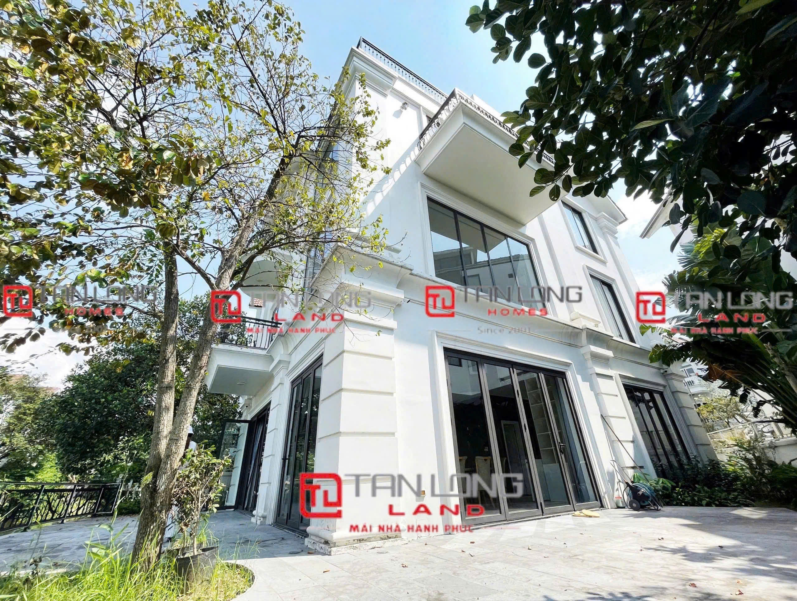 Cho thuê biệt thự đơn lập Vinhomes Riverisde - DT: 330m2 view ngã ba sông có thang máy - Full nội thất có phòng Karaoke