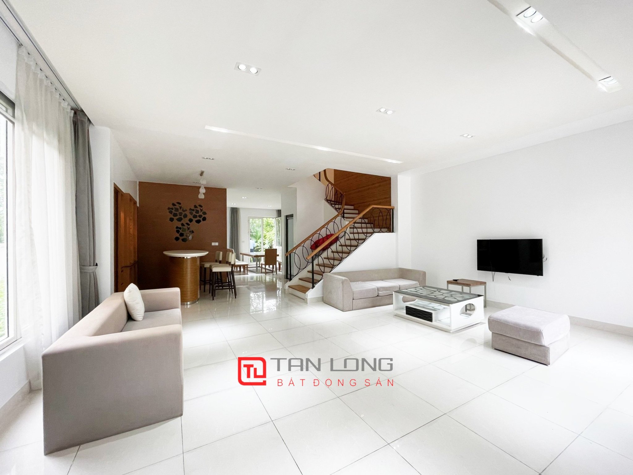 Cho thuê biệt thự full đồ, sân vườn siêu rộng tại Vinhomes Riverside