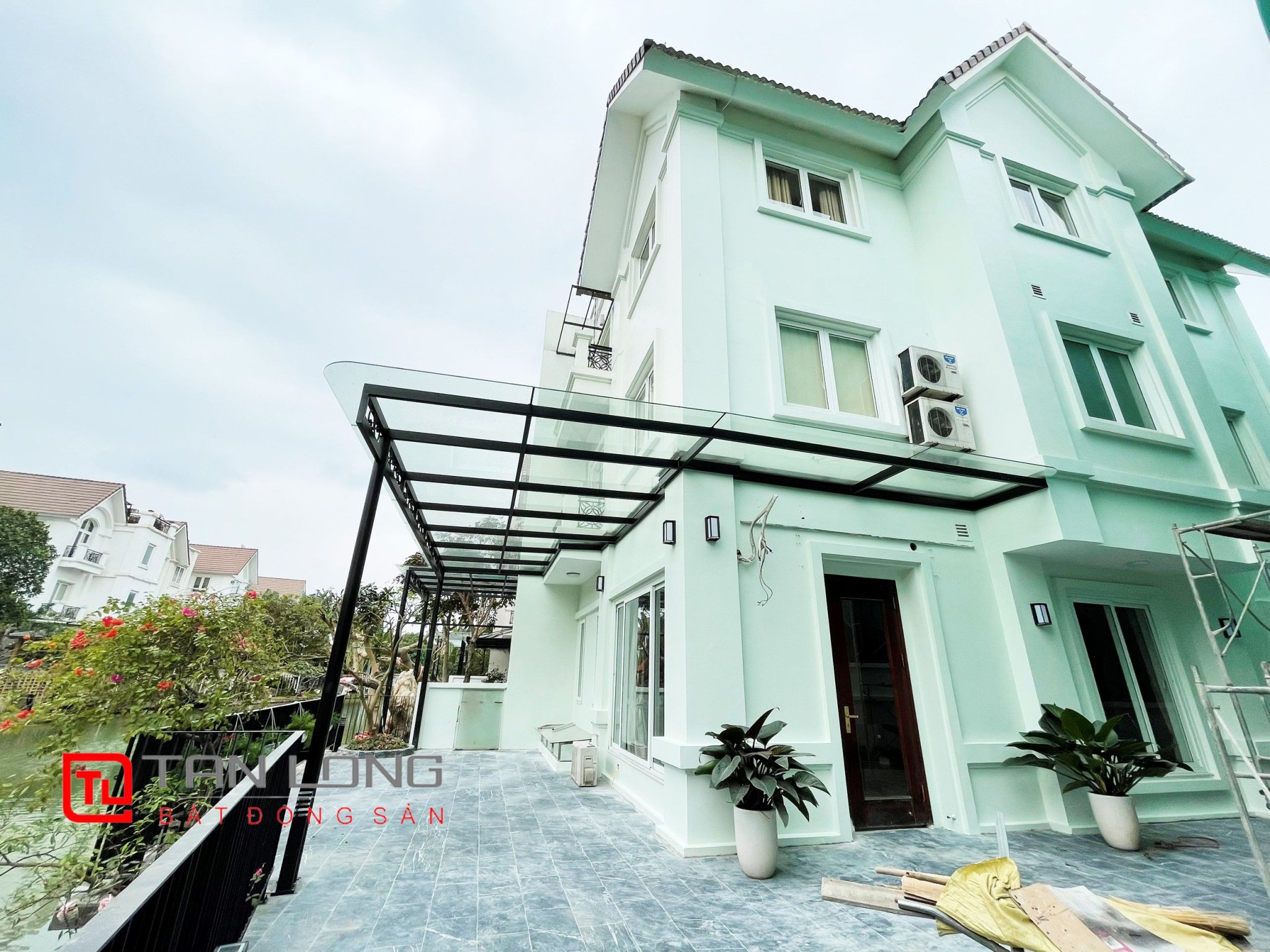 Cho thuê Biệt thự Song lập đủ đồ 225m2 tại Vinhomes Riverside