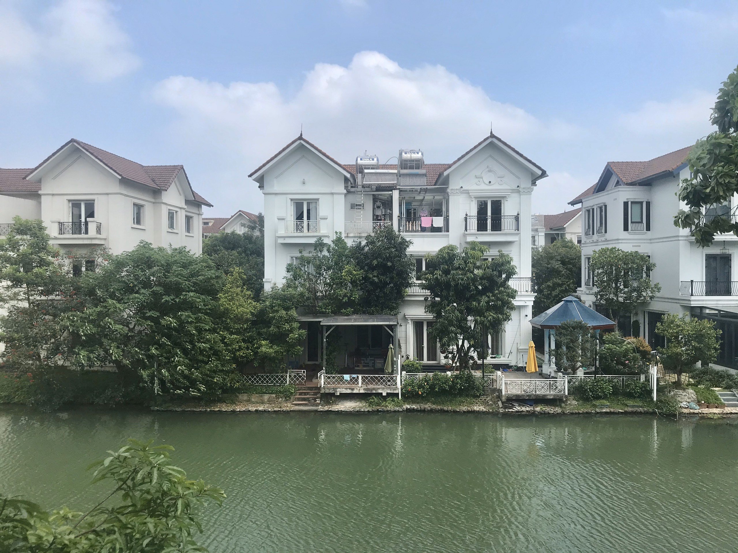 Cho Thuê Biệt Thự Song Lập Đủ Đồ,Tại Vinhomes Riverside Gần Trường Quốc tế BIS