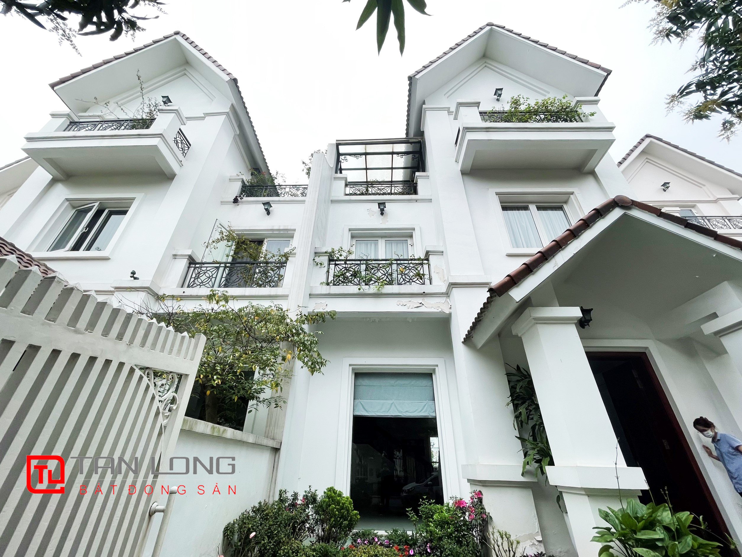 Cho thuê Biệt thự Song lập sân vườn full nội thất hiện đại tại Vinhomes Riverside