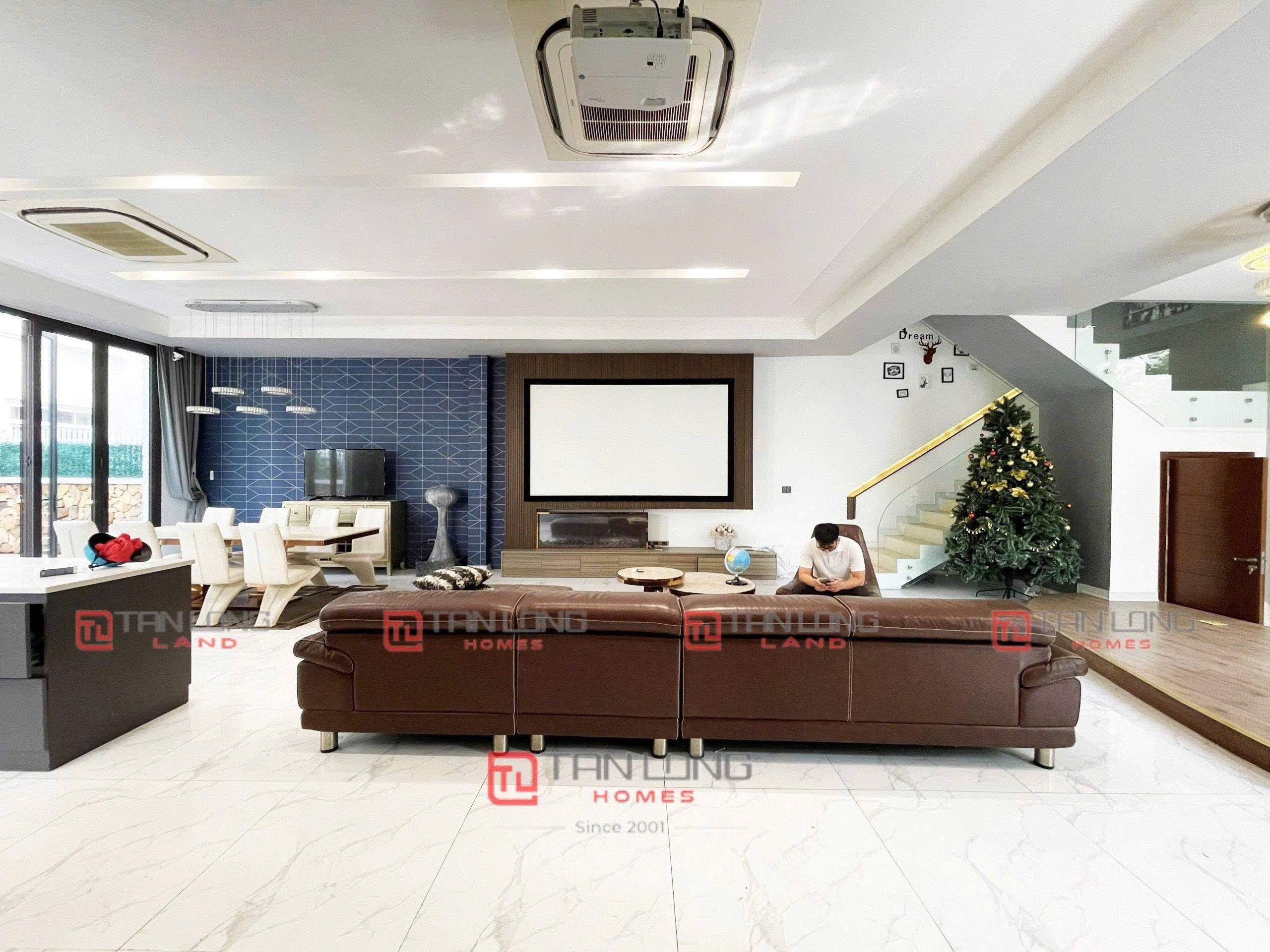 Cho thuê biệt thự song lập Vinhomes Riverside có bể bơi diện tích 250m2 đầy đủ nội thất