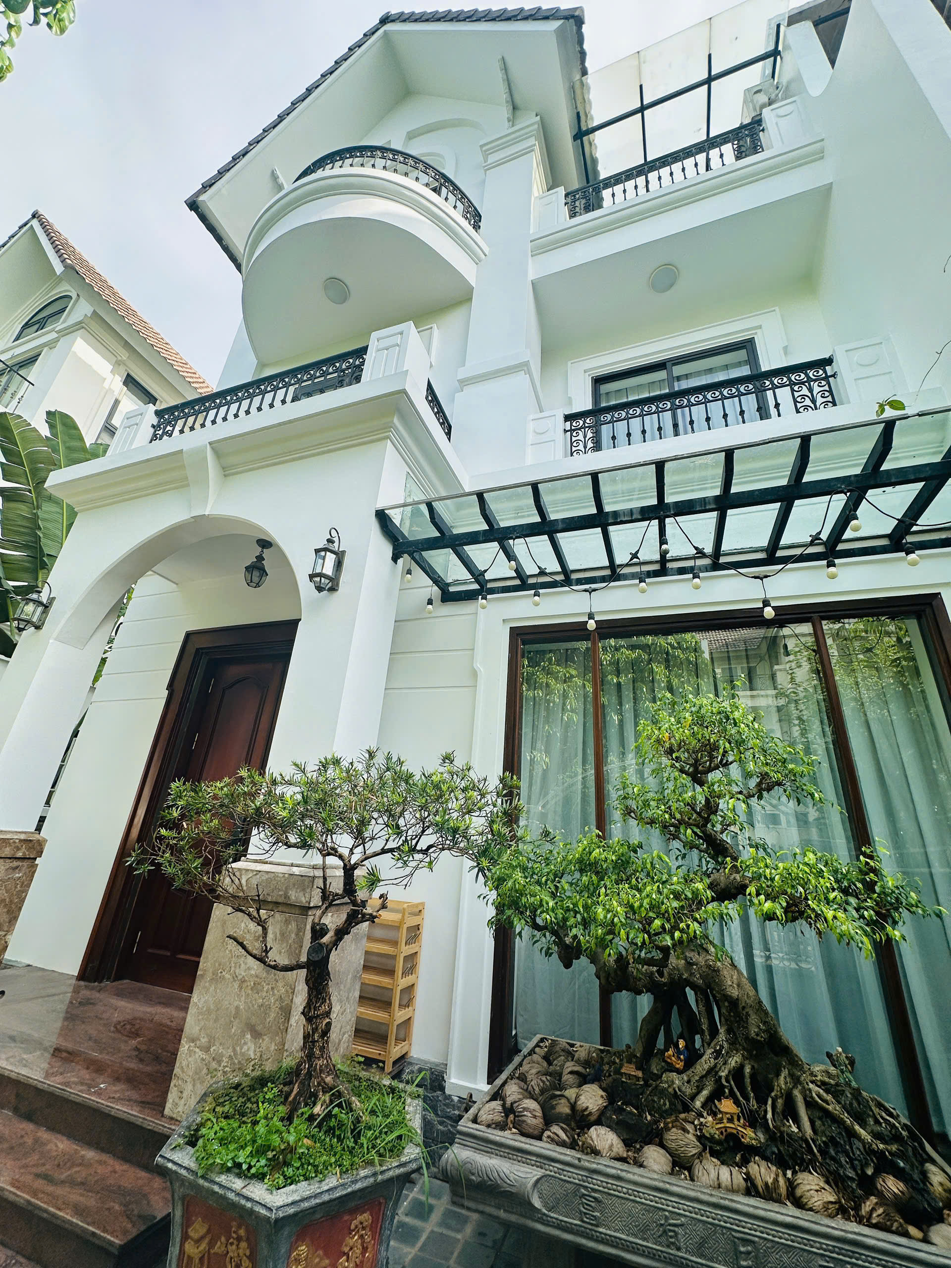 Cho thuê biệt thự song lập Vinhomes Riverside diện tích 180m2 có thang máy full nội thất
