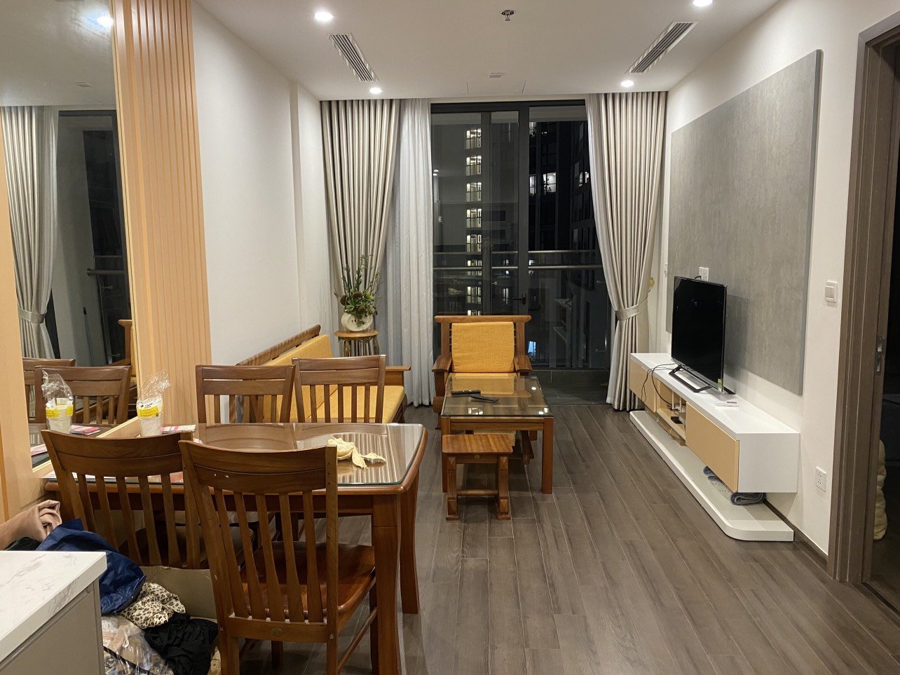 Cho thuê căn hộ 2 phòng ngủ đủ đồ Vinhomes Symphony Riverside