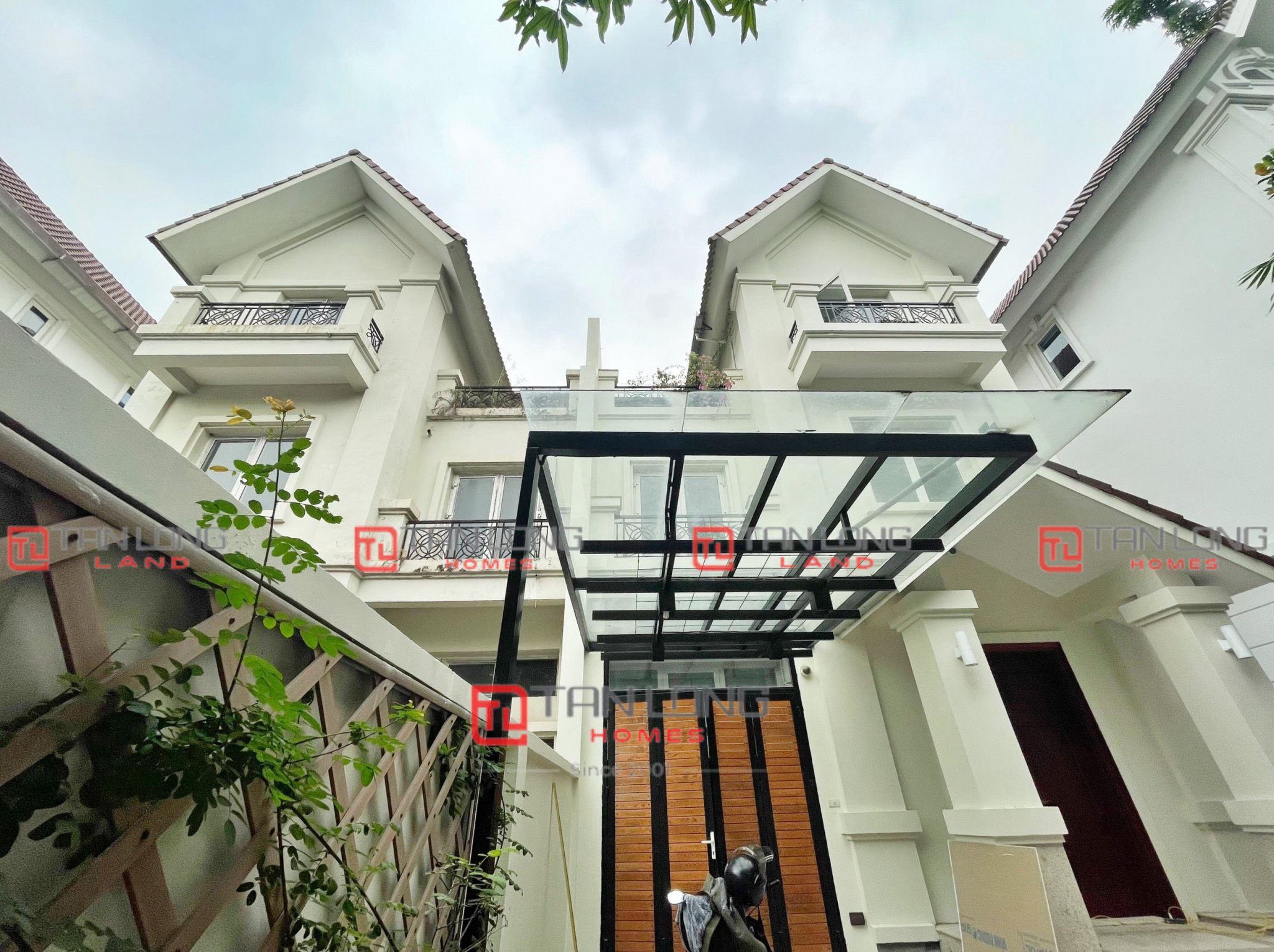 Cho thuê song lập Hoa Lan 225m2 x 3 tầng full đồ nhập khẩu tại Vinhomes Riverside