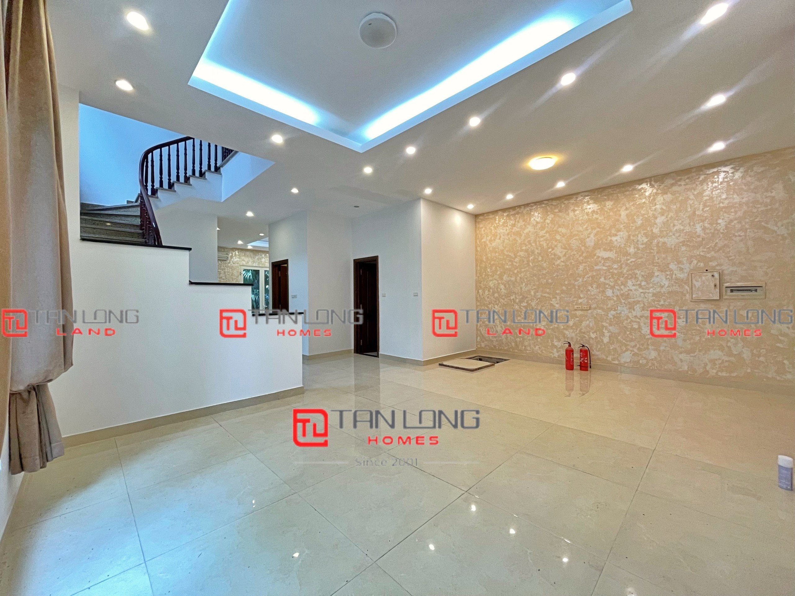 Cho thuê song lập Hoa Sữa 282m2, sân vườn rộng view sông Vinhomes Riverside