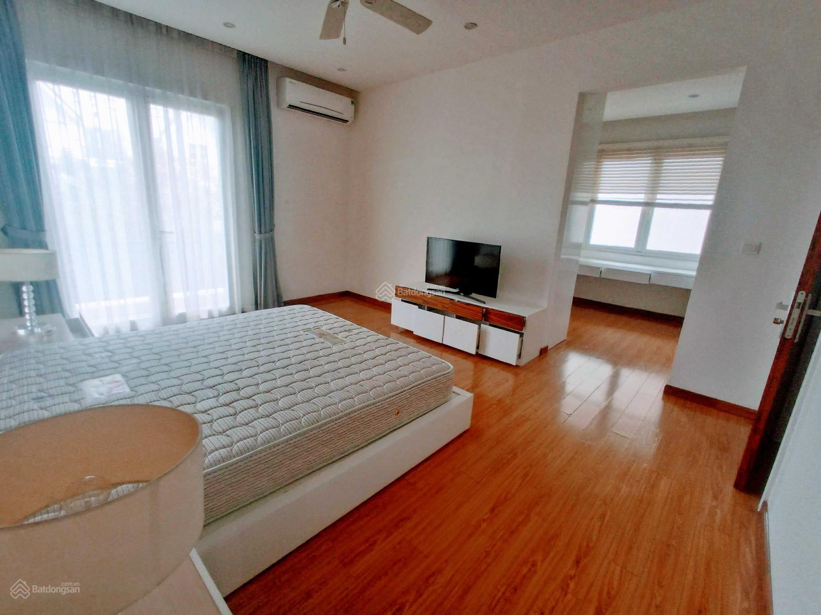 Thuê biệt thự song lập giá hợp lí tại Vinhomes Riverside 3