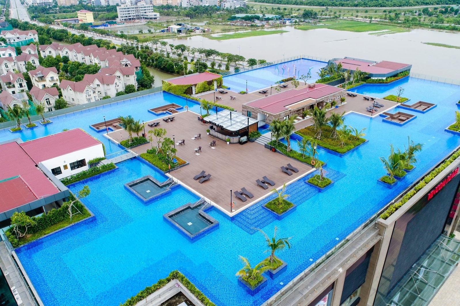 Bể bơi trên tầng thượng tại khu đô thị Vinhomes Riverside