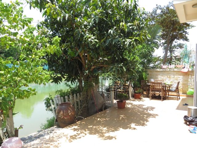 Sân và khung cảnh ven sông